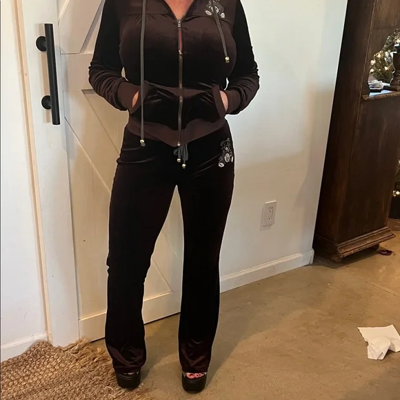GUCCI-Women's Velvet Tracksuit in Dark Brown with Rhinestone Bears. - Picture 4 of 16